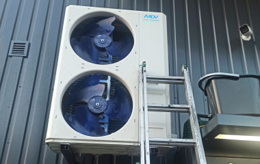 Плановий сервіс кондиціонерів MDV Midea: мийка зовнішніх блоків апаратом високого тиску.